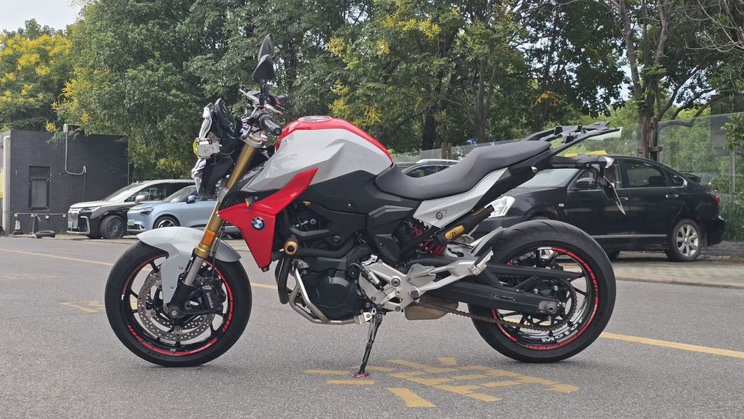宝马 F 900 R