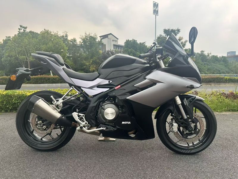 贝纳利 龙卷风 Tornado 252R