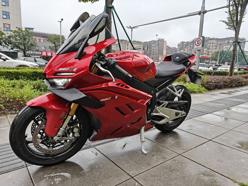 张雪机车 820RR