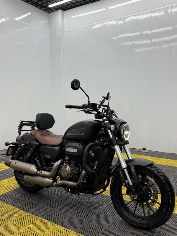 QJMOTOR 闪300S