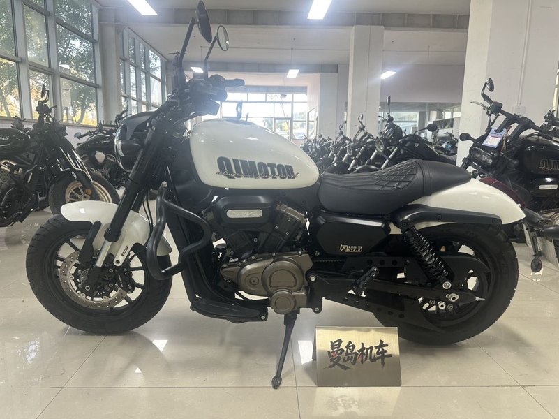 QJMOTOR 闪300S