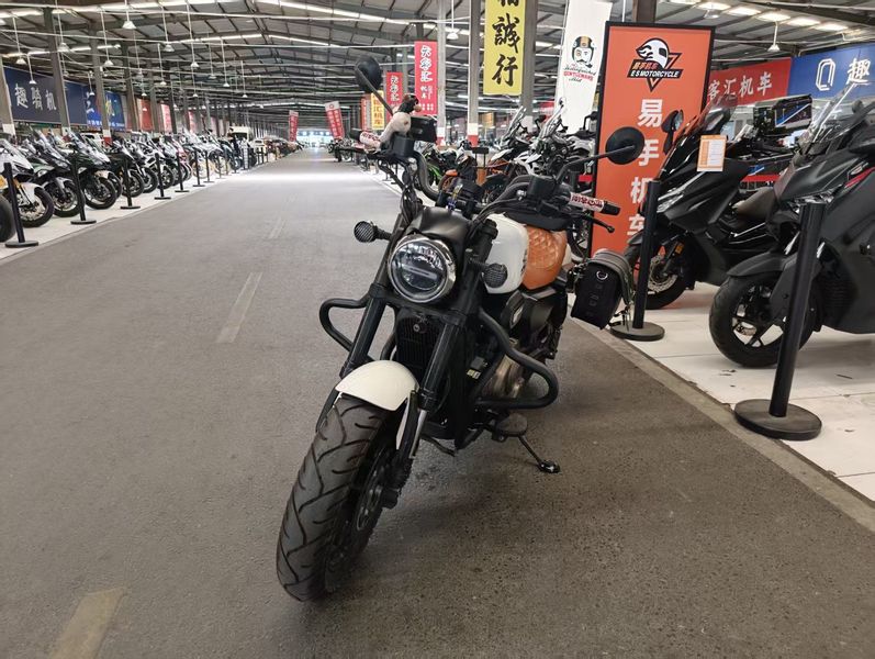 QJMOTOR 闪300S