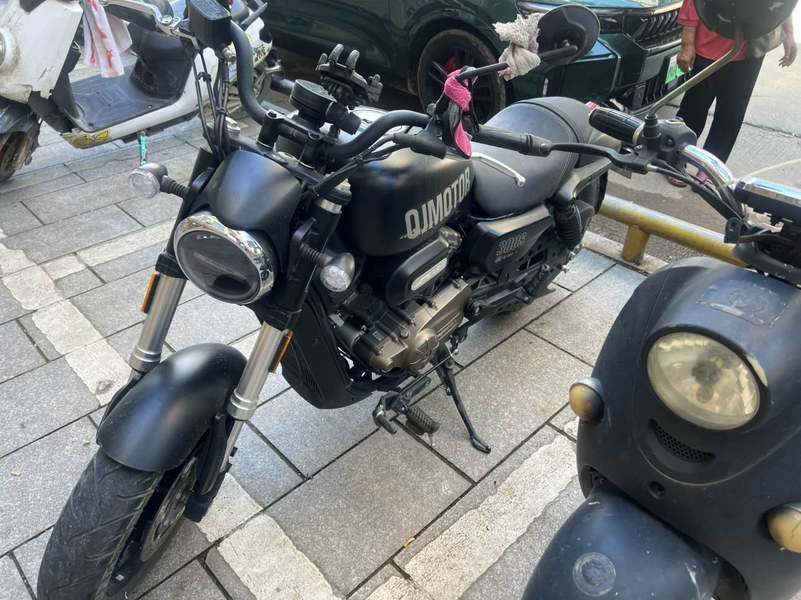 QJMOTOR 闪300S