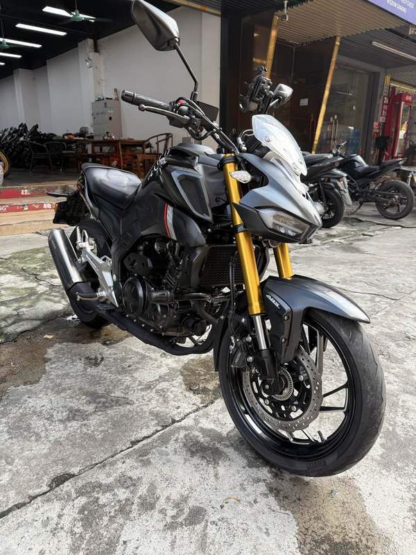 豪爵 XCR300