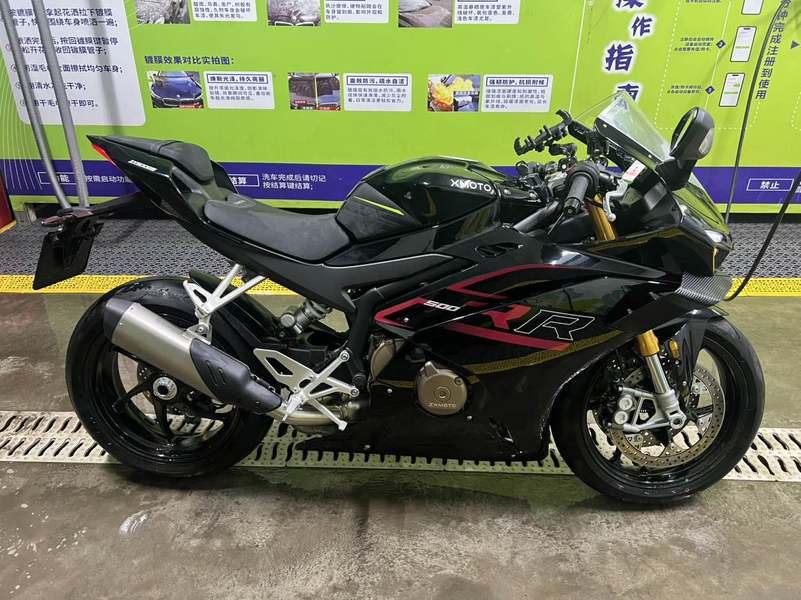 张雪机车 500RR