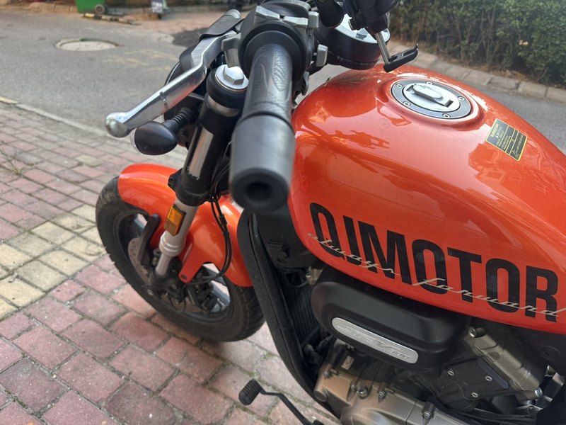 QJMOTOR 闪300S