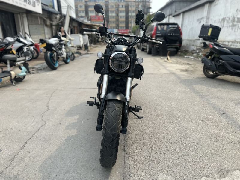 QJMOTOR 闪300S