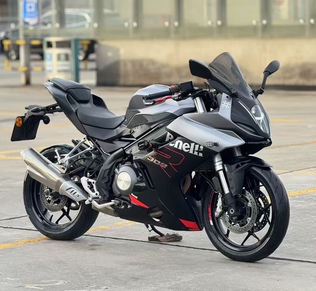 贝纳利 龙卷风 Tornado 302R