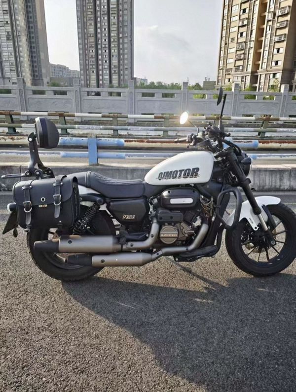QJMOTOR 闪300S