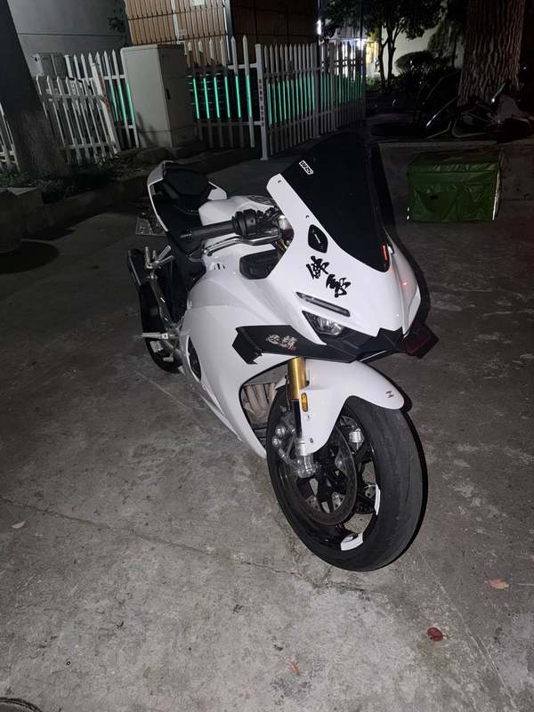 张雪机车 500RR