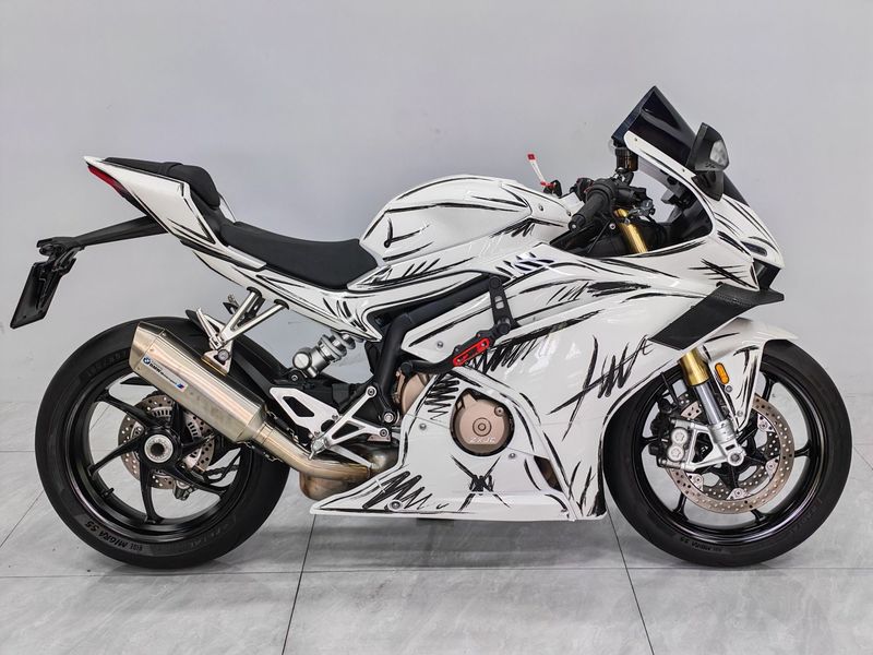 张雪机车 500RR