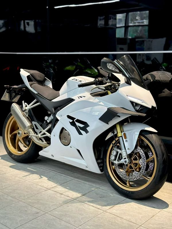 张雪机车 500RR