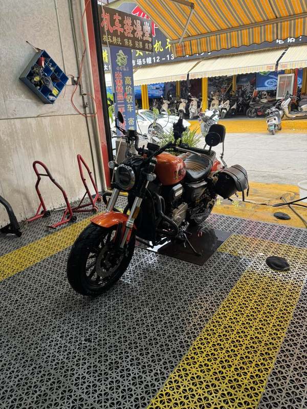 QJMOTOR 闪300S