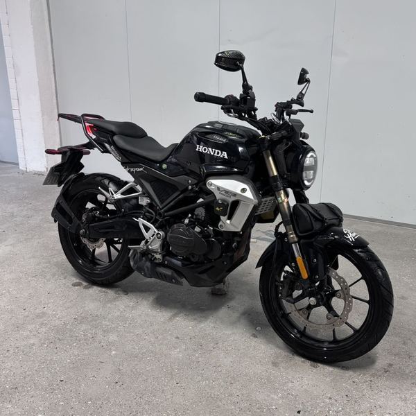 东方 V8