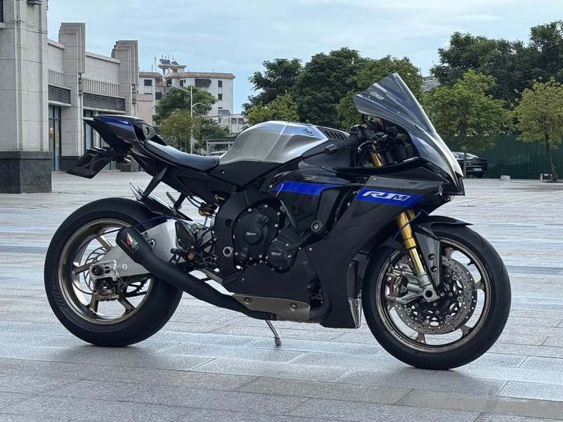 雅马哈 YZF-R1