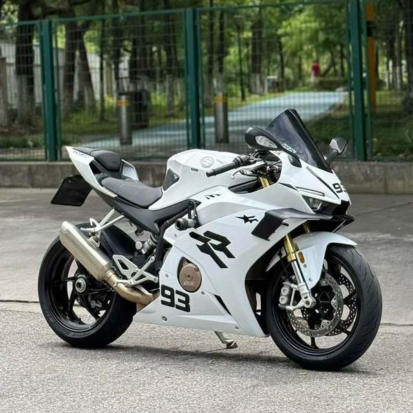 张雪机车 500RR
