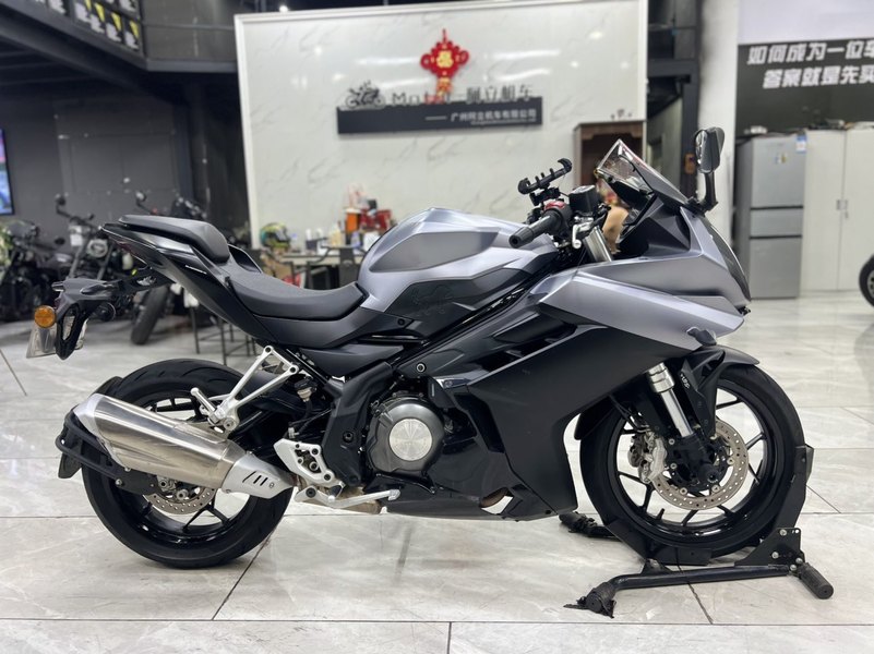 贝纳利 龙卷风 Tornado 302R