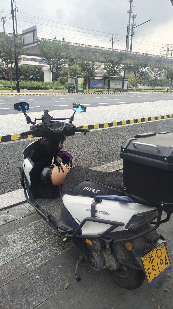 QJMOTOR 鸿125