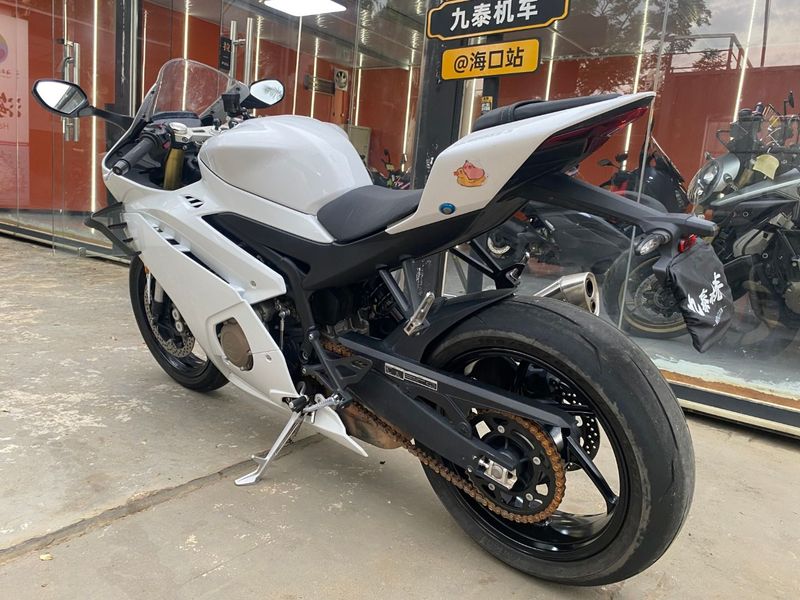 张雪机车 500RR