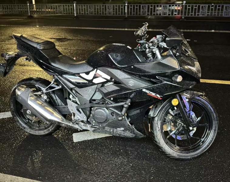 豪爵铃木 GSX250R