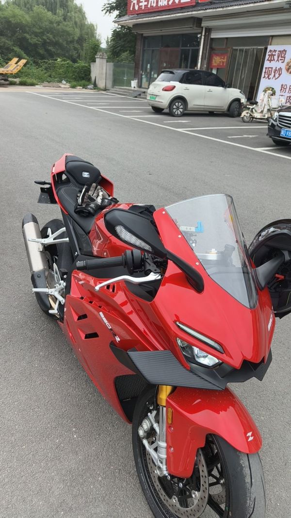 张雪机车 820RR