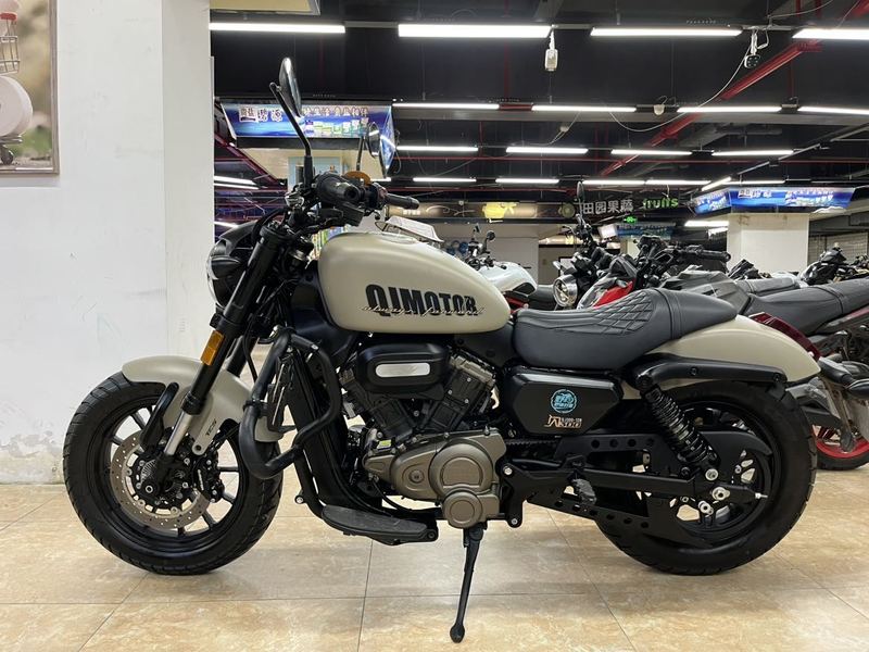 QJMOTOR 闪300S