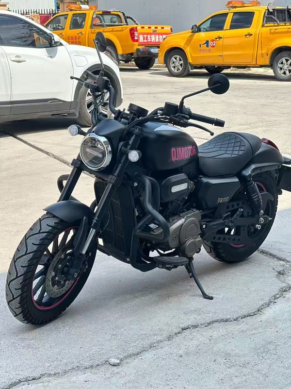 QJMOTOR 闪300S