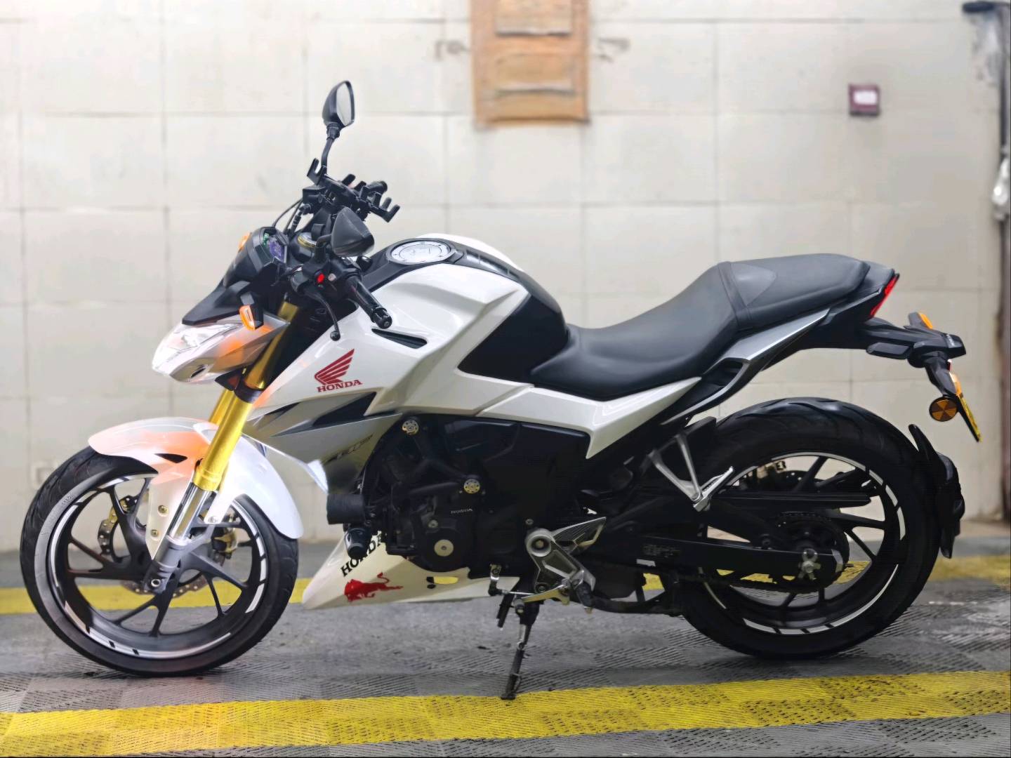 五羊本田 CB190R 暴锋眼