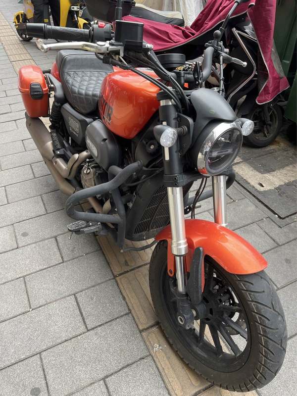 QJMOTOR 闪300S