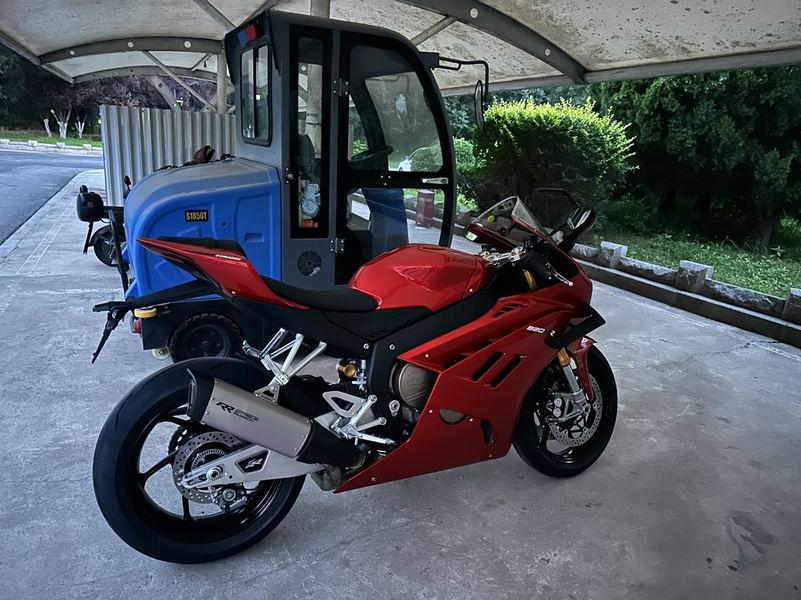 张雪机车 820RR