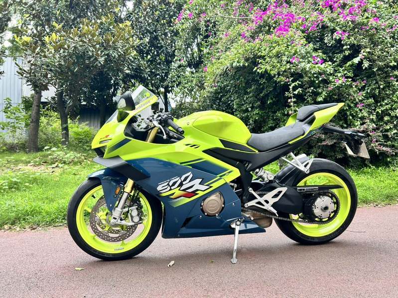 张雪机车 500RR