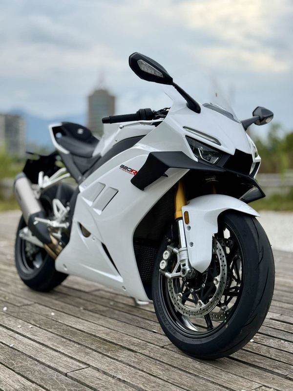 张雪机车 820RR