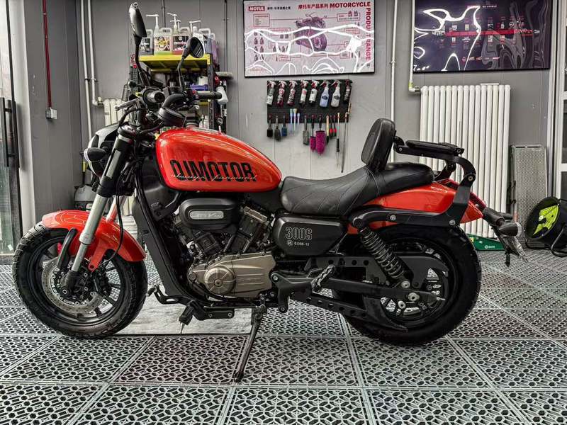 QJMOTOR 闪300S