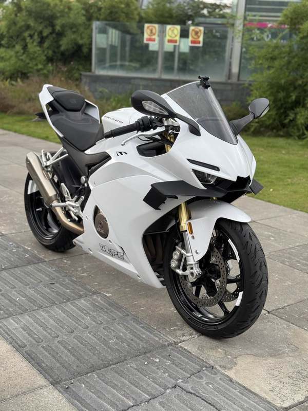 张雪机车 500RR