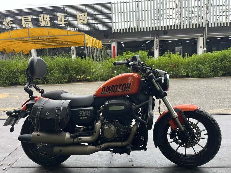 QJMOTOR 闪300S