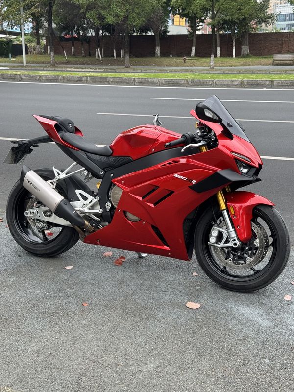 张雪机车 820RR