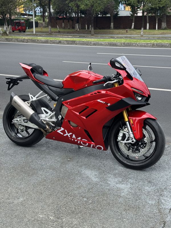 张雪机车 820RR