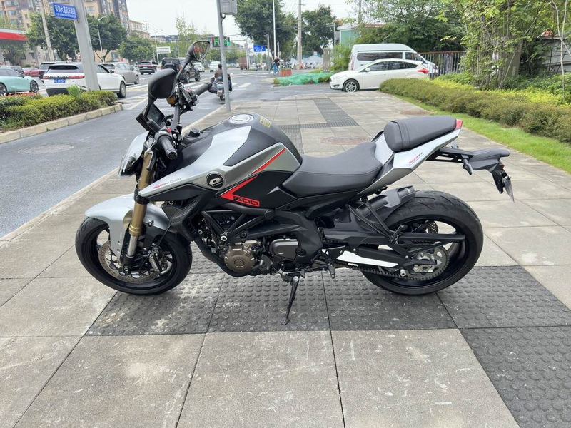 QJMOTOR 追600