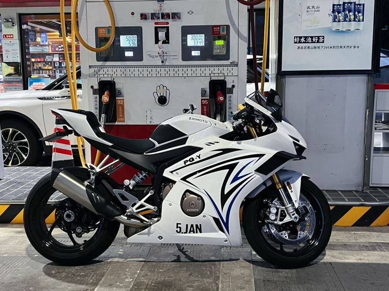 张雪机车 500RR