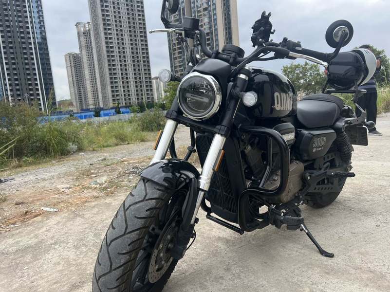 QJMOTOR 闪300S