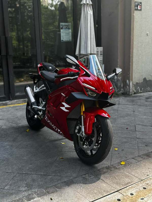 张雪机车 820RR