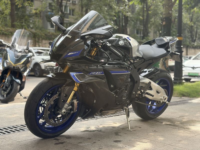 雅马哈 YZF-R1