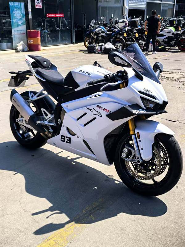 张雪机车 820RR