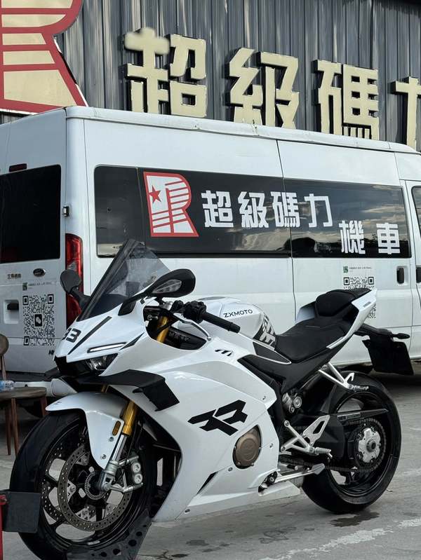 张雪机车 500RR