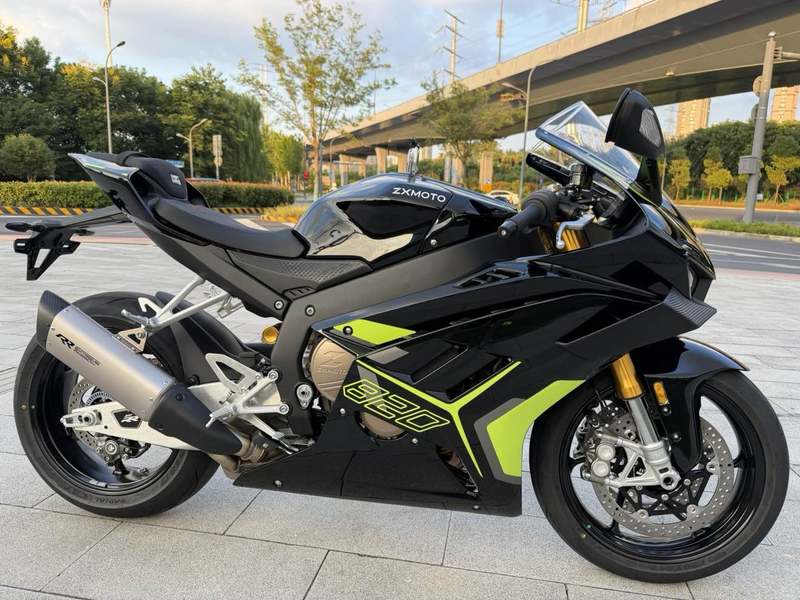张雪机车 820RR