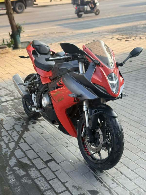 贝纳利 龙卷风 Tornado 302R