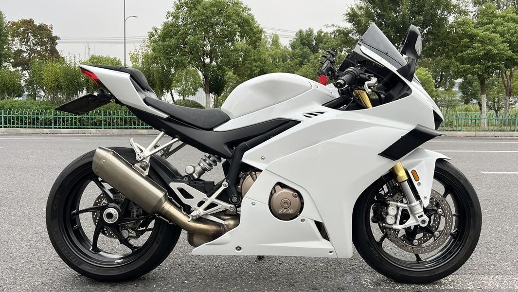 张雪机车 500RR