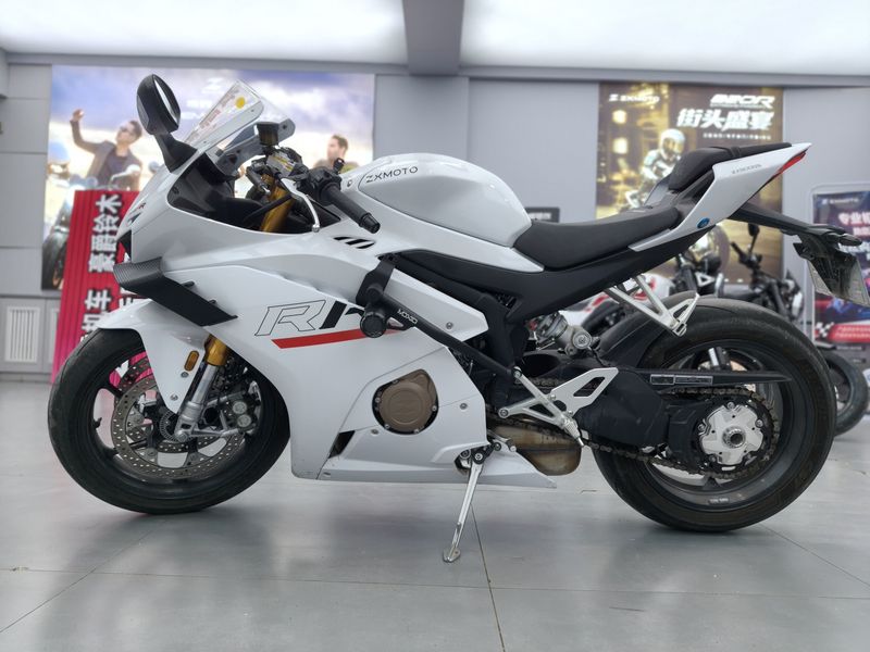 张雪机车 500RR