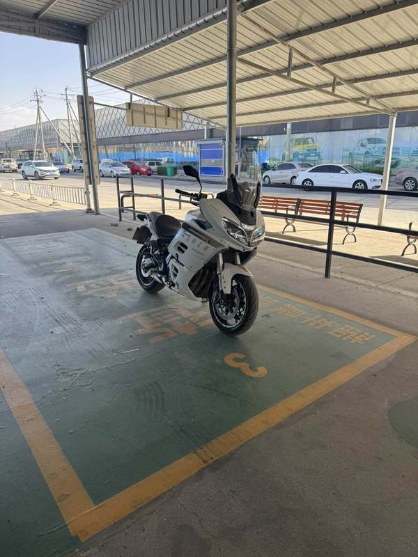 贝纳利 600 GC