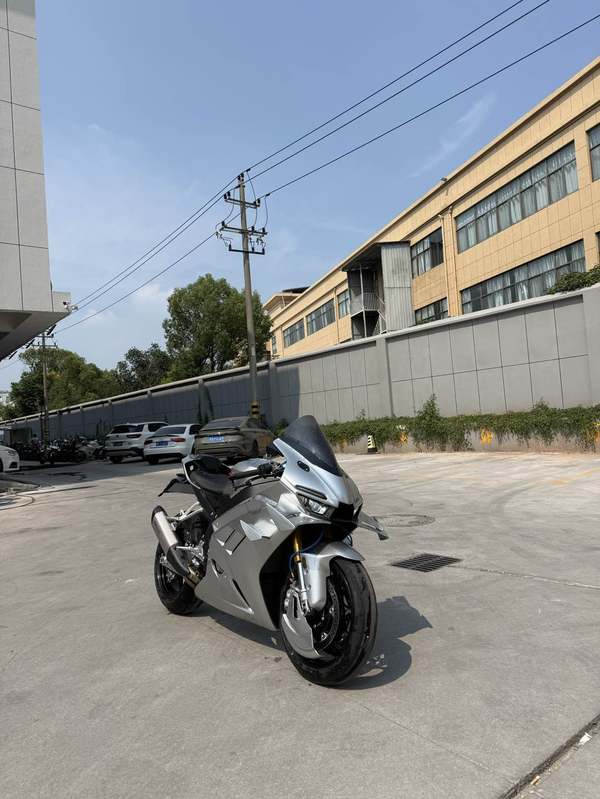 张雪机车 820RR